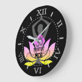 OMナマステパーソナライズされたロータスフラワーヨガポーズ ラージ壁時計 (傾斜)