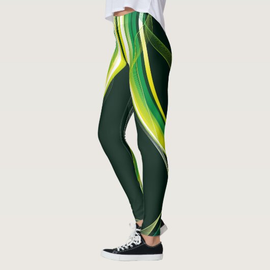 Om On：女性のためのヨガパンツとレギンス レギンス (左)