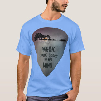 ON BACK Distressed Guitar Pick Lake Reflections Mu Tシャツ