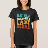On My Husband's Last Nerve Saying Retro Groovy App Tシャツ (正面)