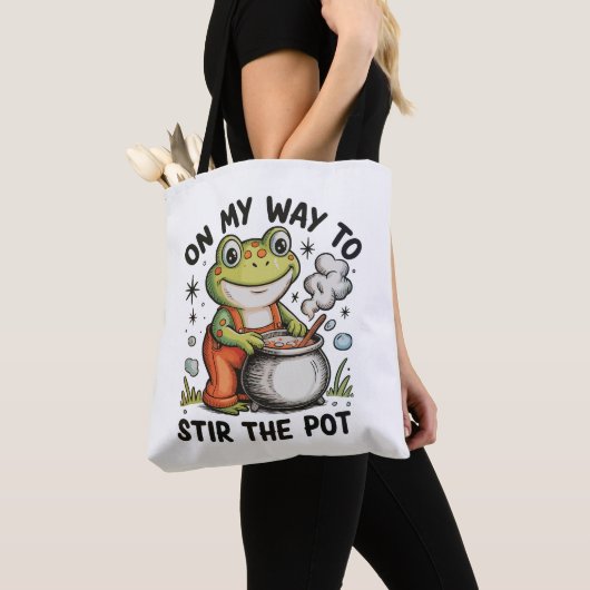 On My Way To Stir The Pot Funny Frog Sarcastic トートバッグ (クローズアップ)