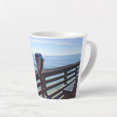 On Newport Pier, Newportビーチ,カリフォルニア カフェラテマグ (右アングル)