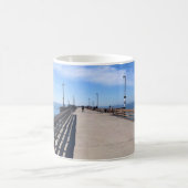 On Newport Pier, Newportビーチ，カリフォルニア コーヒーマグカップ (中央)