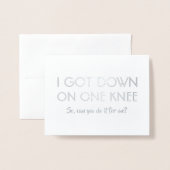 On One Knee - おもしろい Groomsman Bro Proposal 箔カード (封筒付き正面)