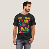 On That Girl 頭が切れるスワッグ – 化学おもしろい学校 Tシャツ (正面フル)