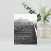 On Track – 黒と白のトレイントラックの写真 ポストカード (スタンド正面)