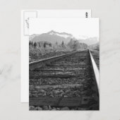 On Track – 黒と白のトレイントラックの写真 ポストカード (正面/裏面)