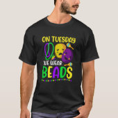 On Tuesday We Wear Beads Mardy Gras Celebrations p Tシャツ (正面)