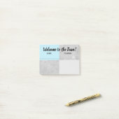 Onboardingの歓迎された新しい従業員の協力者 ポストイット (デスク上)