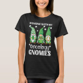 Oncology Nurse St Patricks Day Gnome For PICU Nurs Tシャツ (正面)
