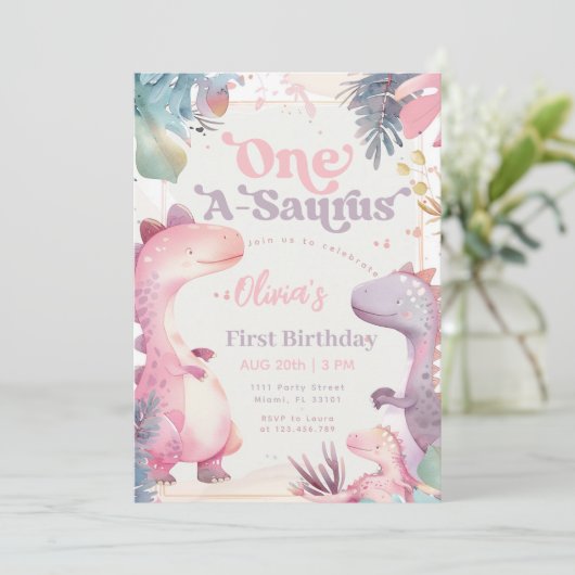 One-A-Saurusピンク恐竜ガール最初の誕生日 招待状 (スタンド正面)