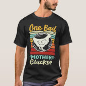 One Bad Mother Clucker Novel Chicken Tシャツ (正面)