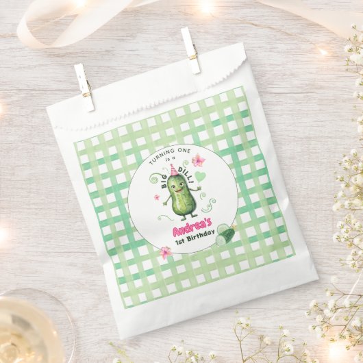 One Big Dill Pickle First Birthday Pink フェイバーバッグ (クリップ留めされた状態)