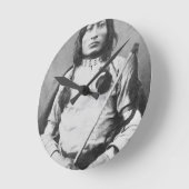 One Bull Warrior, 1882 (B/w写真) ラウンド壁時計 (傾斜)