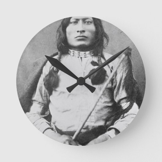 One Bull Warrior, 1882 (B/w写真) ラウンド壁時計 (正面)