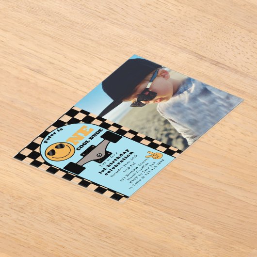 One Cool Dude 1st First Birthday Skateboard Photo アクリル招待状 (レイダウン)