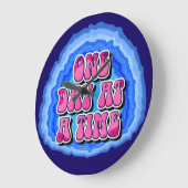 One Day At A Time Geode 12 Step AA Recovery Slogan ラージ壁時計 (傾斜)