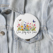 One Day at a Time Inspirational Quote Wildflowers 缶バッジ (インサイチュ)