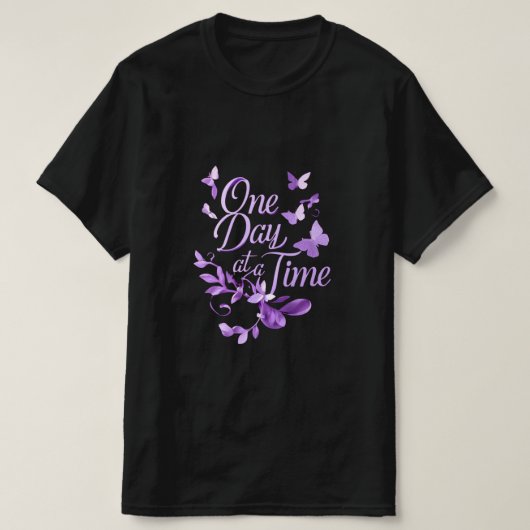 One Day at a Time Inspirational T-Shirt – Hope & H Tシャツ (デザイン正面)