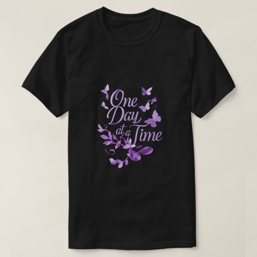 One Day at a Time Inspirational T-Shirt – Hope & H Tシャツ (デザイン正面)