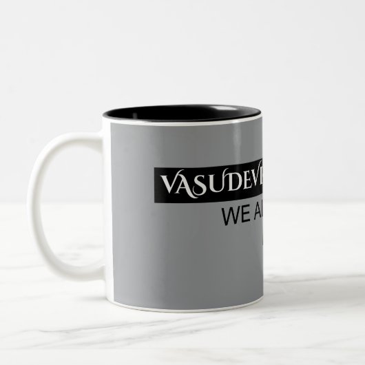 "One Earth. One Spirit. One Family." ツートーンマグカップ (左)