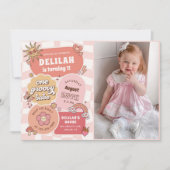 One Groovy Babeデイジーレトロ1st Birthday Photo 招待状 (正面)