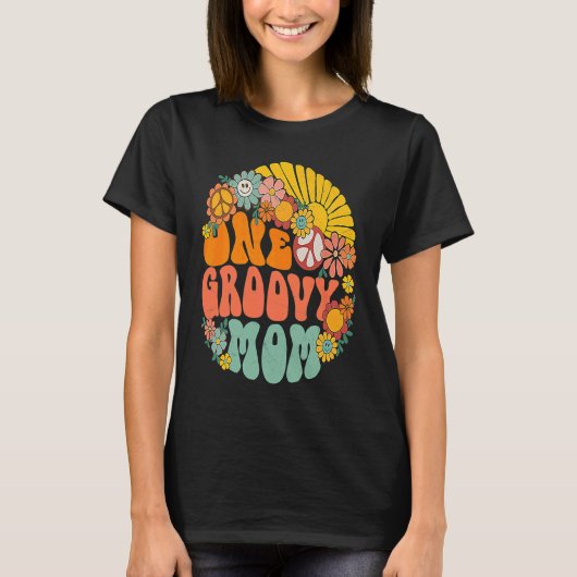 One Groovy Mom Retro 70s Hippie Boho Wavy Mama Mot Tシャツ (正面)