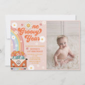 One Groovy Yearレトロレインボー1stバースデーフォト 招待状 (正面)