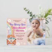 One Groovy Yearレトロレインボー1stバースデーフォト 招待状 (スタンド正面)