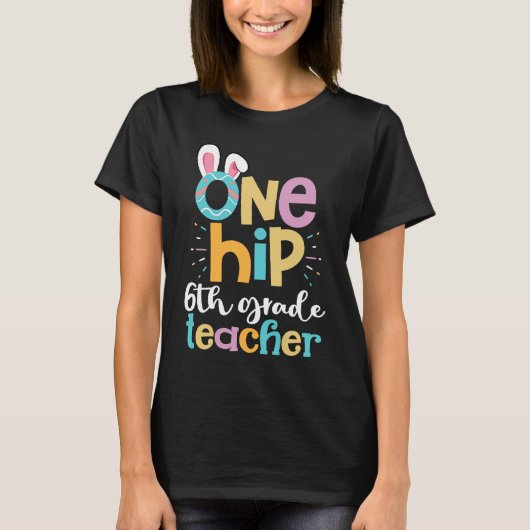 One Hip 6th Grade Teacher Cute Happy Easter Bunny  Tシャツ (正面)