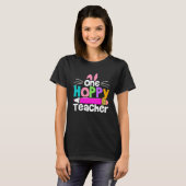 One Hoppy Teacher Groovy Retro Teacher Easter Day  Tシャツ (正面フル)