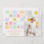 One is Fun Colorful Gingham 1st Birthday Photo 招待状 (正面)