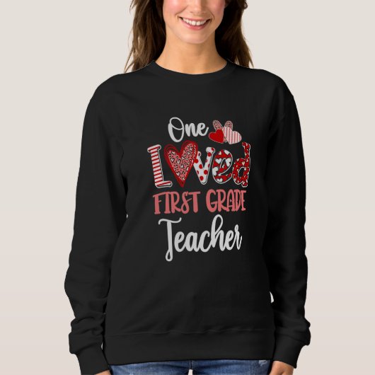 One Loved First Grade Teacher Shirt - Cute Valenti スウェットシャツ (正面)