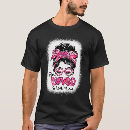 One Loved School Nurse Messy Bun Women Valentine's Tシャツ (正面)