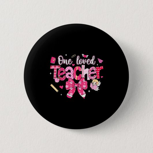 One Loved Teacher Coquette Bow Pencil Valentine Gi 缶バッジ (正面)