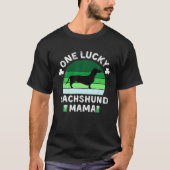 One Lucky Dachshund Mama Funny St Patrick's Tシャツ (正面)