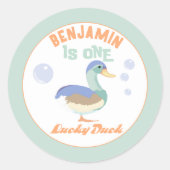 One Lucky Duck & バブルで1歳のバースデー パステル ラウンドシール (正面)