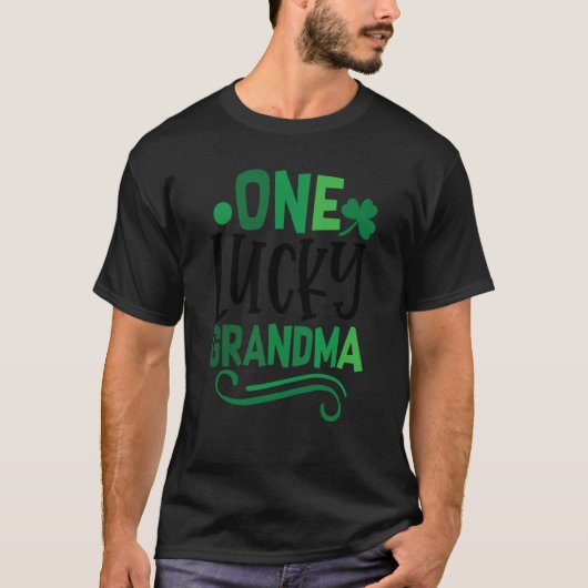 One Lucky Grandma C Shamrock Irish Tシャツ (正面)