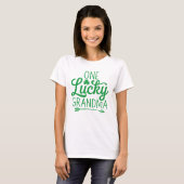 One Lucky Grandma - Festive St. Patrick's Day Luck Tシャツ (正面フル)