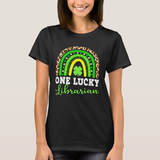 One Lucky Librarian Rainbow Shamrock St Patrick s Tシャツ (正面)