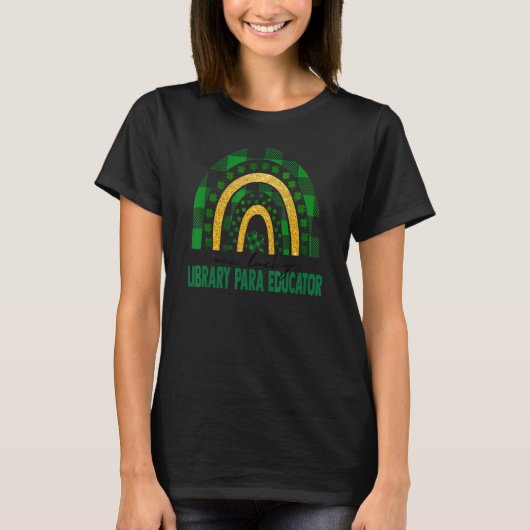 One Lucky Library Para Educator Rainbow St Patrick Tシャツ (正面)