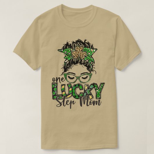 One Lucky Step Mom St  Tシャツ (デザイン正面)