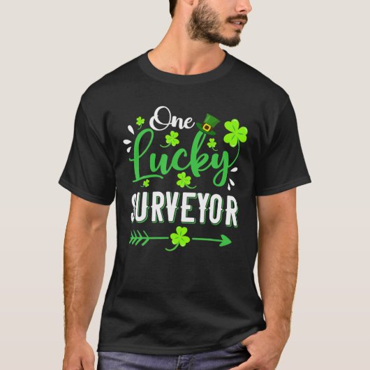 One Lucky Surveyor Shamrock Leprechaun Hat St Patr Tシャツ (正面)