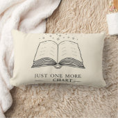 One More Chapter - Cozy Book Lover Throw Pillow ランバークッション (ブランケット)