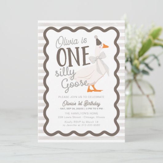 One Silly Goose Beige Bow 1st Birthday 招待状 (スタンド正面)