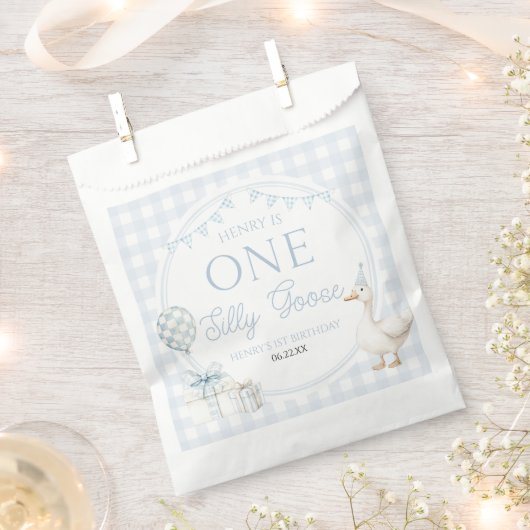 ONE Silly Goose Blue 1st Birthday Party フェイバーバッグ (クリップ留めされた状態)