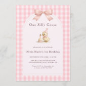 One Silly Goose Gingham Pink Bow Girl 1st Birthday 招待状 (正面)