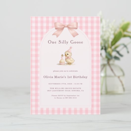 One Silly Goose Gingham Pink Bow Girl 1st Birthday 招待状 (スタンド正面)