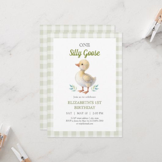 One Silly Goose Green Gingham Baby First Birthday 招待状 (正面/裏面インサイチュ)