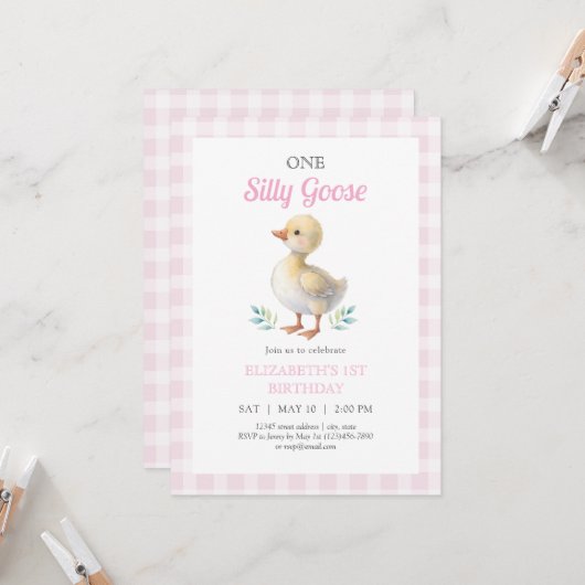 One Silly Goose Pink Gingham Girl First Birthday 招待状 (正面/裏面インサイチュ)